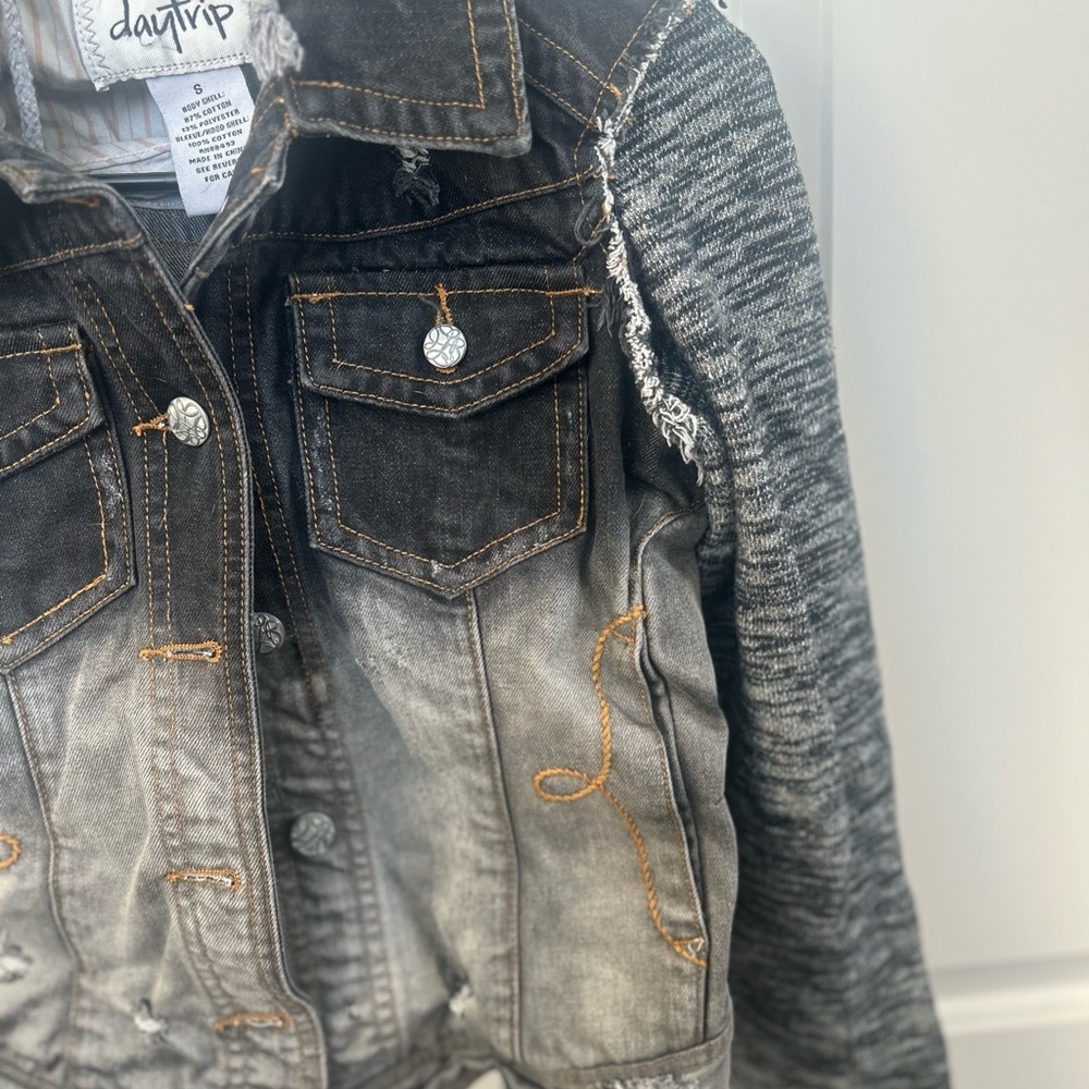 Daytrip Distressed Denim Jacket w/ Hooded Knit Sleeves Dark Blue Ombre – NWOT- S - Picture 3 of 8